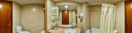 Ванная комната номера отеля H·TOP Royal Star в Ллорет де Мар, Каталония. Фотография.