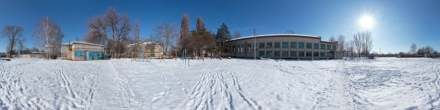 Двор школы зимой. Фотография.