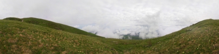 Низкая облачность в горах. Фотография.
