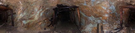 У входа шахты по добыче урана. . Фотография.