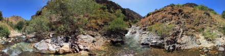 Спуск с перевала к прохладной воде речки Кара-Арча.. Фотография.