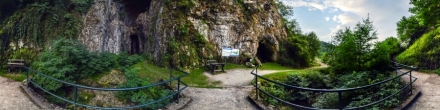 У пещеры Потпечка (732). Фотография.