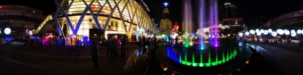 Рождественская елка и фонтан перед торговым центром Central World. Фотография.