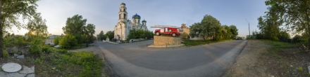 Памятник Пожарным и церковь. Кыштым. Фотография.
