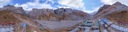 Базовый лагерь перевала Торонг-Ла  — перевала в горном массиве Дамодар-Гимал на севере центральной части Непала.. Фотография.