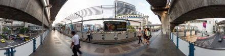 Воздушный переход около станции BTS Siam, вид на Bangkok Art and Culture Center. Фотография.