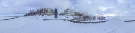 Набережная - памятник адмиралу Кузнецову. Фотография.