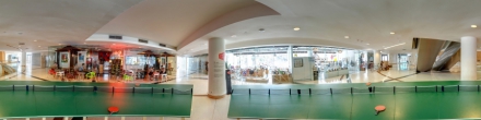 Культурный центр-музей искусства Бангкока, первый этаж, стол для настольного тенниса. Фотография.
