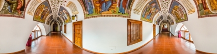 Коридоры монастыря Киккос, Кипр.. Фотография.