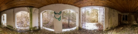 Заброшенный домик в ущелье Аликоновки (терраса). Фотография.