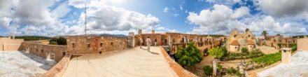 На стене монастыря Аркади, Крит.. Фотография.