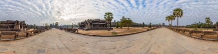 Буддистский храм - музей Ангкор-Ват. В центре храмового комплекса. Камбоджа.. Фотография.