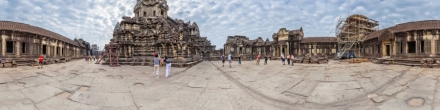 Буддистский храм - музей Ангкор-Ват. Внутри огромного храма. Камбоджа.. Фотография.