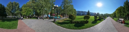 Спортивный сквер и детская площадка. Фотография.
