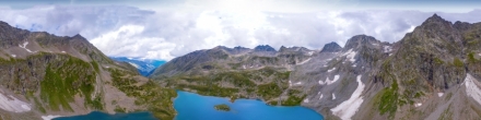 Озеро Большое Имеретинское (Безмолвия) самое крупное озеро Кавказского заповедника. Его площадь составляет 190000 кв.м. Озеро занимает огромный цирк на высоте 2530 метров.. Имеретинские озера. Фотография.
