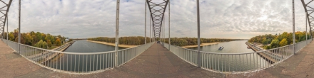 Пешеходный мост через реку Сож. Фотография.