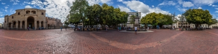 Городская площадь Парк Колон с памятником Христофору Колумбу.. Санто-Доминго. Фотография.