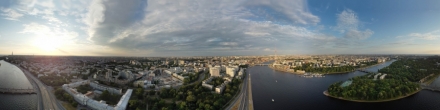 Над Ушаковской набережной. Санкт-Петербург. Фотография.