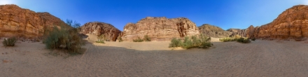 В пустыне Египта. На экскурсии Затерянная земля. За выходом из красного каньона.. Фотография.