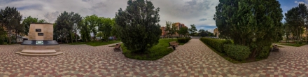 Константиногорский сквер, стела в честь основания Пятигорска. Фотография.
