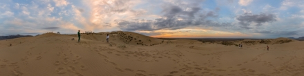 Среди песков бархана Сарыкум.. Кумторкалинский район. Фотография.