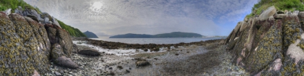 На берегу бухты Нагаева за м-рном Марчекан в отлив 0.3 м, у небольшого мыса. Фотография.