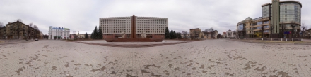Площадь у здания городской администрации. Фотография.