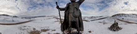 Памятник бродяге на берегу Байкала. Фотография.