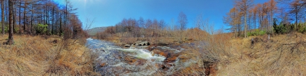 На берегу реки Каменушка в конце мая. Магадан. Фотография.
