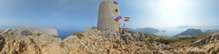 Испания. Майорка. Мыс Форментор. Сторожевая башня Atalaya de Albercuix. Остров Пальма. Фотография.