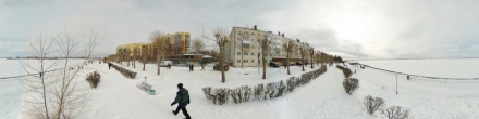Архангельск набережная , антимусорный митинг вдали . Фотография.