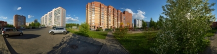 Двор с цветущей яблоней по улице Обручева 16 и 16а. Томск. Фотография.
