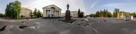 *** 2025-06-01 Памятник Павлину Виноградову, кинотеатр "Мир". Троицкий проспект. ул. Петра Норицына. Архангельск. Фотография.