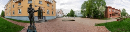 Жанровая скульптура «Козьма Прутков». Библиотека - Архангельский литературный музей. Архангельск. Фотография.