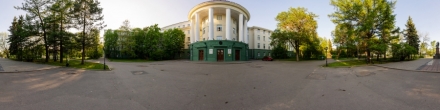 *** 2025-06-02 Вид на главный корпус САФУ. Памятник М.В. Ломоносову. Набережная р. Северная Двина.. Архангельск. Фотография.