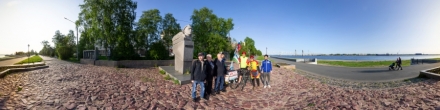 *** 2025-06-02 Набережная Северной Двины. Памятник Роману Куликову. Я слева. Второй справа Хурсанд Нурханович Шеров – 67-летний певец и велопутешественник из Узбекистана. Велопробег Ташкент-Москва-Архангельск-Мурманск. Архангельск. Фотография.