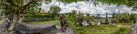 Водный дворец Тирта Гангга. Вид на парк и фонтан.. Карангасем. Фотография.