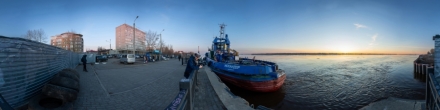 *** 2026-04-14 ПРИСТАНЬ `Соломбала`. Прибытие рейсового буксира `ИСКАНДЕР` для перевозки людей на острова Архангельска в ледоход.. Архангельск. Фотография.
