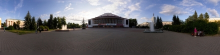 **** 2025-08-16 Театр драмы имени М.В. Ломоносова на закате. Петровский парк. Фонтаны.. Архангельск. Фотография.