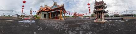 Во дворе храмового комплекса Vihara Satya Dharma. Denpasar. Фотография.