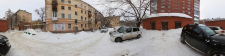 Городской дворик с машинами. Курган. Фотография.