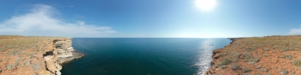 Скалы над морем. Фотография.