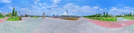 Парк рядом с ТРЦ Хан Шатыр. Астана. Фотография.