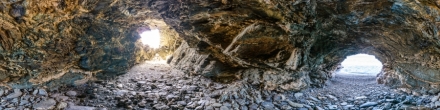 Тоннель в скале. Ammoudi. Фотография.