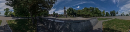 В тени,у памятника Петру Первому.. Таганрог. Фотография.