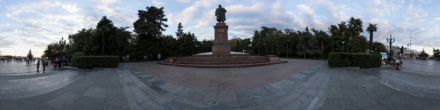 Памятник Ленину на набережной.. Ялта. Фотография.