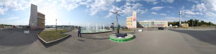 «Парусник» у фонтана на Чебоксарском заливе. Чебоксары. Фотография.