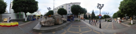 День города, бульвар купца Ефремова, камень таганаит. Фотография.
