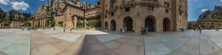 Перед входом в монастырь Монтсеррат.. Барселона. Фотография.