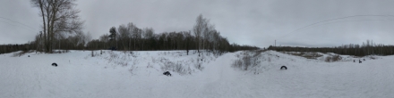 Горка в зимнем лесу. Фотография.